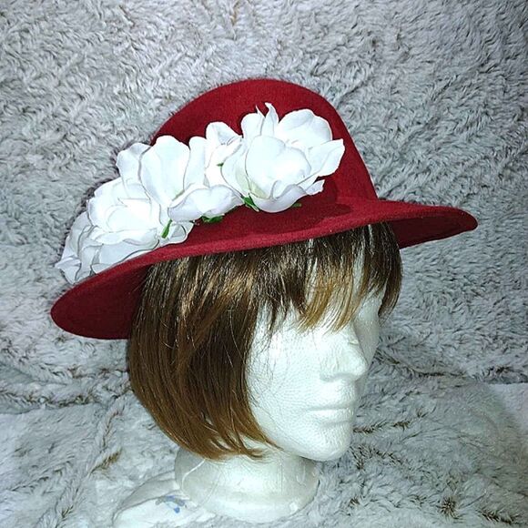 Doeskin felt hat,1980's , 100% wool. Made in the USA. Burgundy w white flowers - Picture 1 of 6